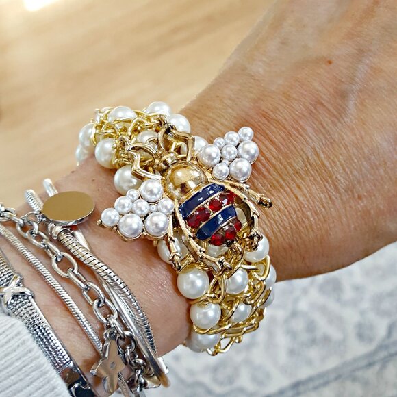 NEW! EXQUISITE LUXURY VIBES Queen BEE PEARLS BRACELET - Picture 3 of 5